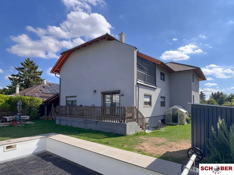 Großzügiges Zweiparteienhaus mit Salzwasserpool, Terrassen und Top-Anbindung - Bild