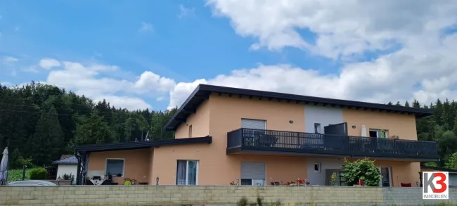 K3 präsentiert 3-Zimmerwohnung mit großer Sonnenterrasse und zwei Parkplätzen in absoluter Ruhelage - Bild