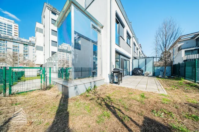 Modernes Townhouse nahe der UNO-City - Urbanes Wohnen mit Gartenidylle - Titelbild