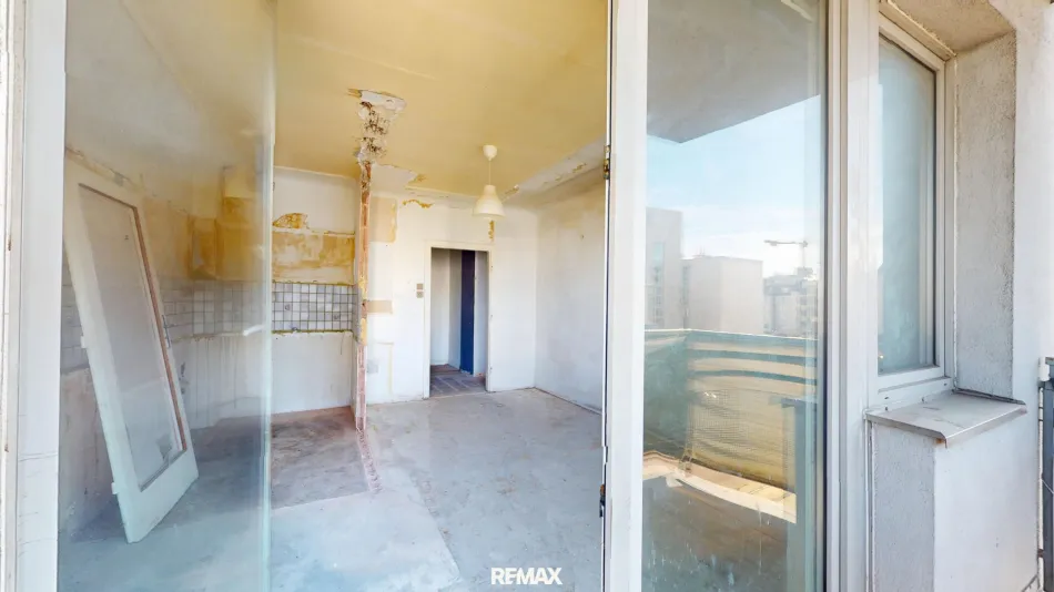 Sanierungsbedürftige 2-Zimmer-Balkon-Wohnung in U1-Nähe - Bild