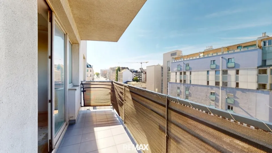 Sanierungsbedürftige 2-Zimmer-Balkon-Wohnung in U1-Nähe - Titelbild