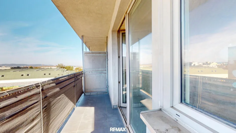 Sanierungsbedürftige 2-Zimmer-Balkon-Wohnung in U1-Nähe - Bild