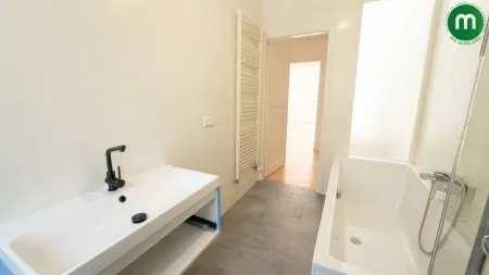 Badezimmer mit Badewanne und Dusche