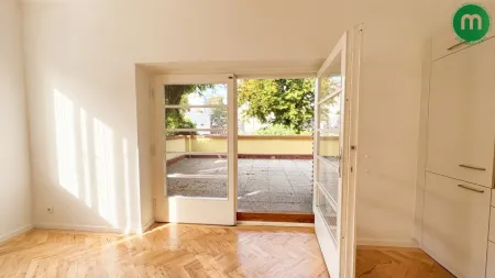 Küche mit Terrassenzugang