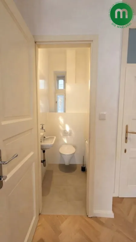 Toilette mit Waschbecken und Fenster