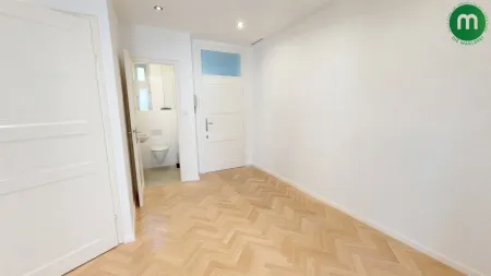 Eingangsbereich sowie Toilette