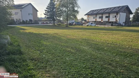 Dieser Baugrund überzeugt durch eine umfassende Infrastruktur und eine ausgezeichnete Verkehrsanbindung.