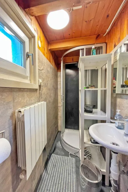 Bad mit Dusche und WC