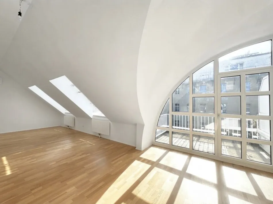 DACHGESCHOSSWOHNUNG MIT FLAIR - Titelbild