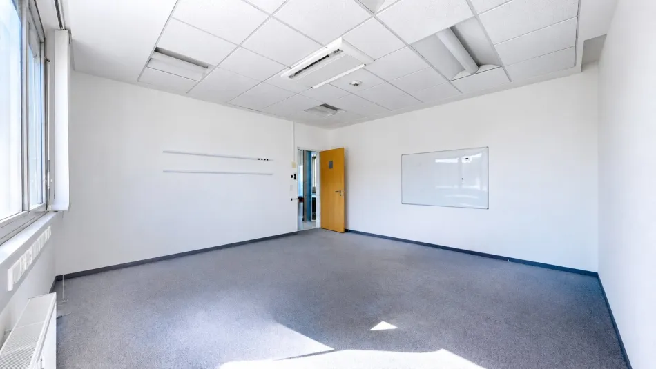 Drei Büros mit Parkplatz in Klagenfurt – Konferenzbereich optional - Titelbild
