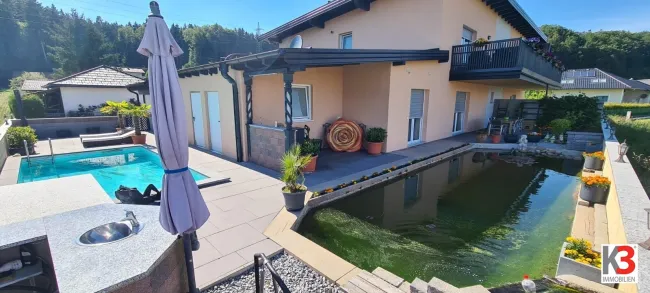 K3 präsentiert Wohnung mit Pool, Teich, Einliegerwohnung und Doppelcarport in absoluter Ruhelage - Titelbild