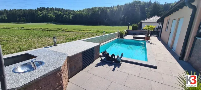 K3 präsentiert Wohnung mit Pool, Teich, Einliegerwohnung und Doppelcarport in absoluter Ruhelage - Bild