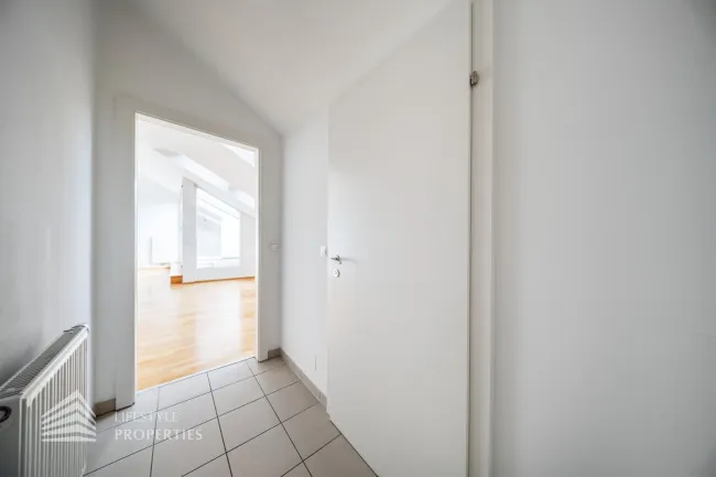 Helle 3-Zimmer Wohnung mit Terrasse im DG, Nähe Landstraße Hauptstraße - Bild