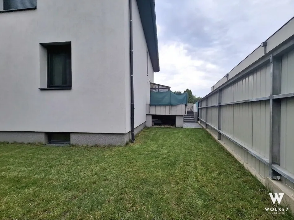Großzügiges Einfamilienhaus mit viel Potential, sonnigen Terrassen, Garage plus Carport! - Bild