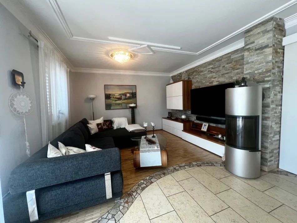 Traumhaus in Gallneukirchen - 7 Zimmer, Pool, 140m² + 70 Keller/Wellness, Carport - Bild