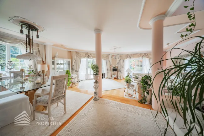 Beeindruckende Villa mit gepflegtem Garten und Pool - Titelbild