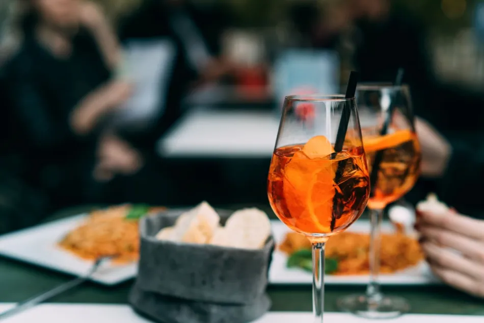 Moderner Gastronomiebetrieb mit Eventraum und Schanigarten - Titelbild