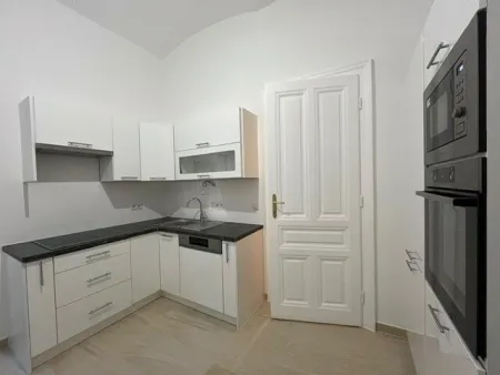 Klassische, sanierte 3 1/2 Zimmer Altbauwohnung Nähe Rochusmarkt! - Bild