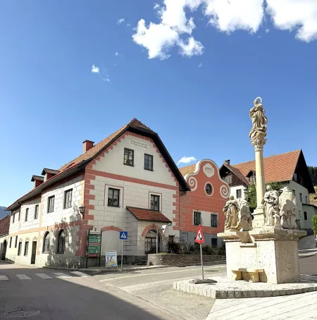 Hausansicht mit Mariensäule
