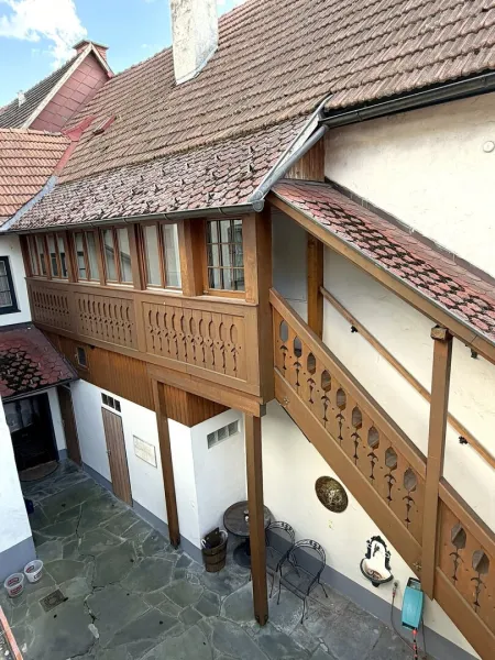 Laubenaufgang ins Obergeschoß
