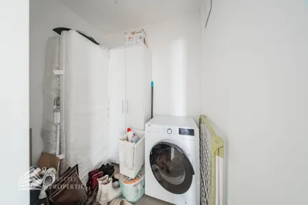 Modernes City-Living bei der UNO-City Exklusive 3-Zimmer-Wohnung mit zwei Loggien