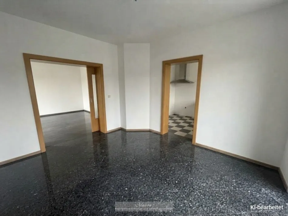 GROSSZÜGIGES EINFAMILIENHAUS - 8 ZIMMER - WINTERGARTEN; TERRASSE; POOL UND GARAGE IN WR.NEUSTADT - Bild