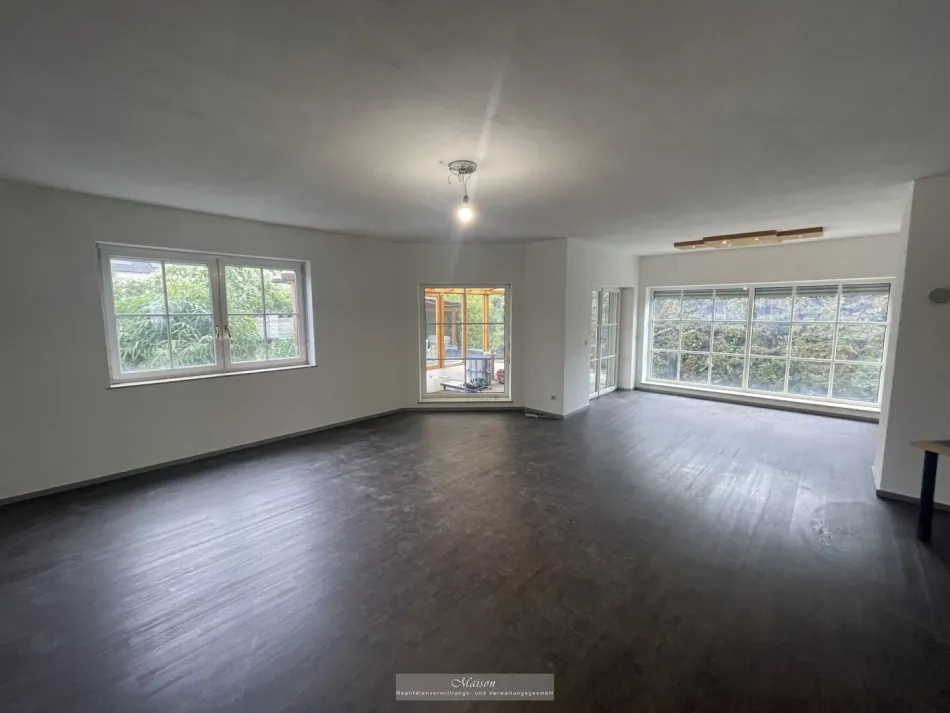GROSSZÜGIGES EINFAMILIENHAUS - 8 ZIMMER - WINTERGARTEN; TERRASSE; POOL UND GARAGE IN WR.NEUSTADT - Bild