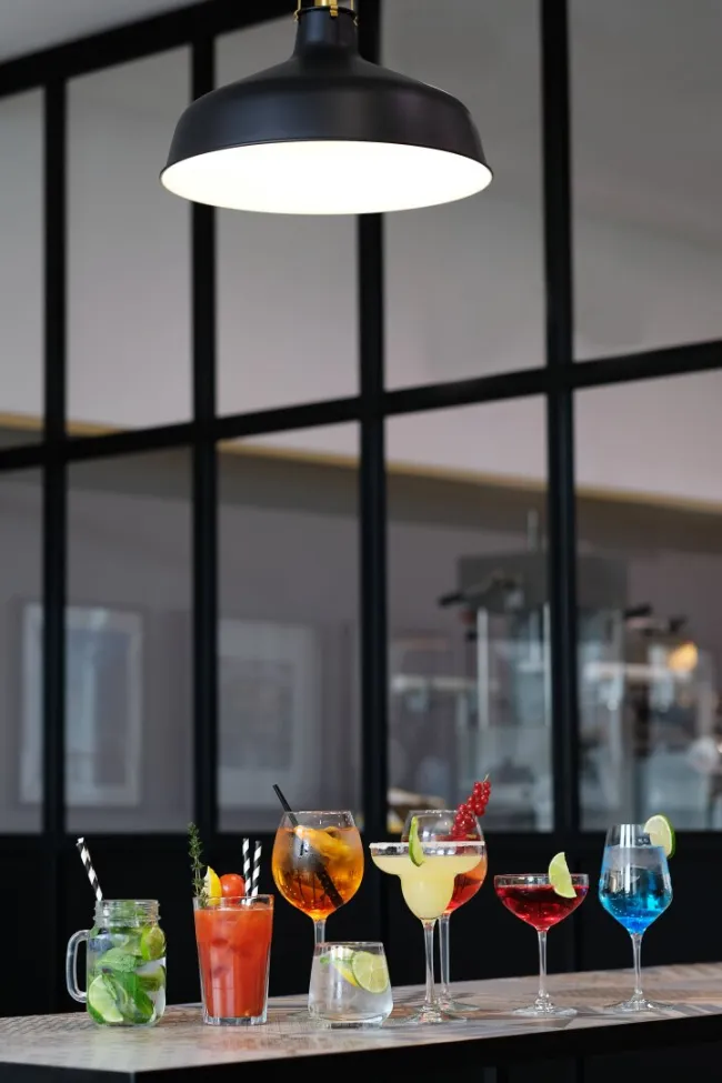 ABLÖSEFREIE VOLL EINGERICHTETE GROSSGASTRONOMIE MIT GROSSER TERRASSE, FÜR CAFE RESTAURANT BAR KONZEPT GASTROTEL IMMOBILIEN - Bild