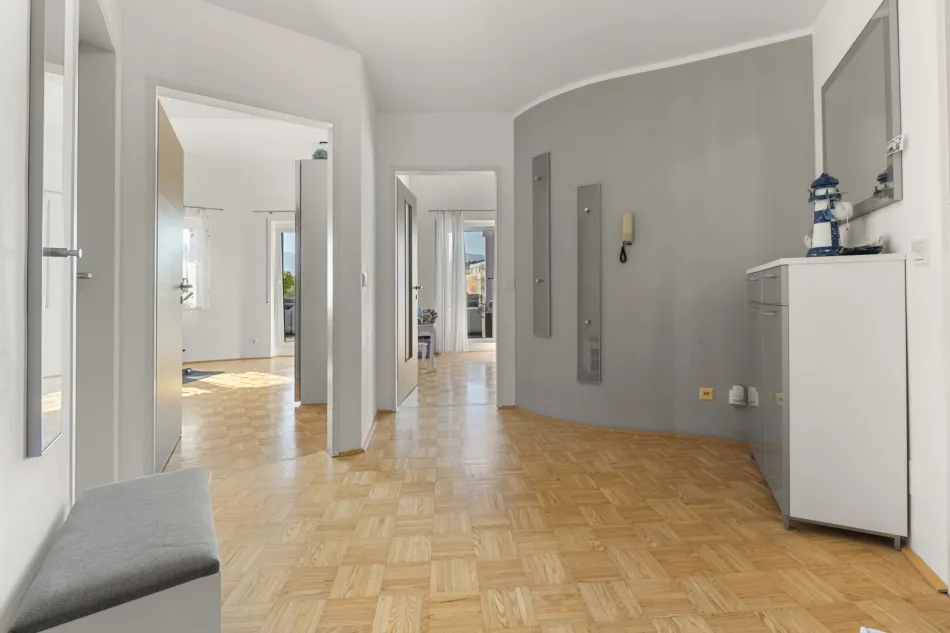 Außergewöhnliche Maisonette in Viktring | 3 SZ | Dachterrasse | TG-Stellplatz | besondere Architektur - Bild
