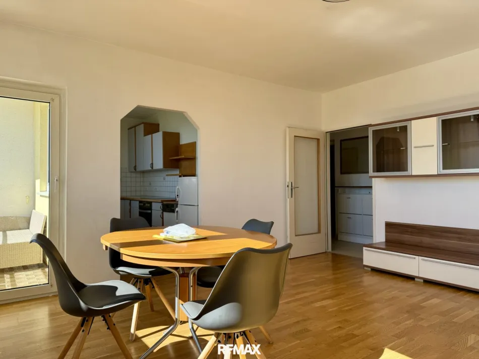 Stadtwohnung – 2 Zimmer Wohnung (ca. 62m² Wfl.) mit Lift und Balkon in Bahnhofs und Stadtparknähe! - Bild