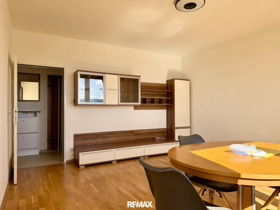 Stadtwohnung – 2 Zimmer Wohnung (ca. 62m² Wfl.) mit Lift und Balkon in Bahnhofs und Stadtparknähe! - Bild