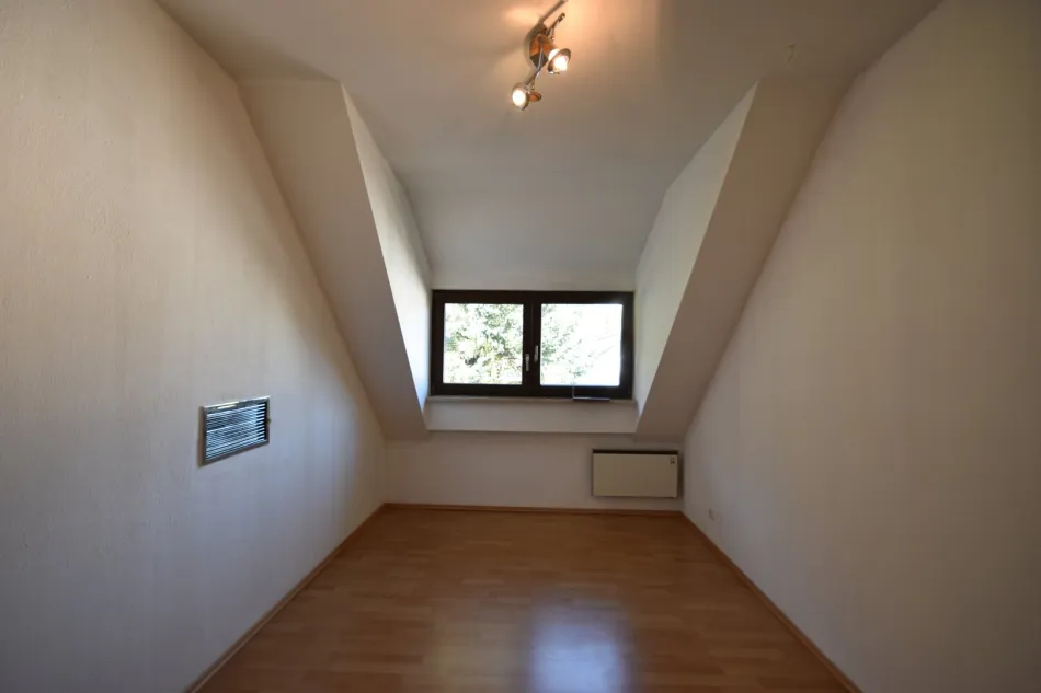 "GRÖDIG - Kleines 2 Zimmer Appartement im Dachgeschoss mit PKW-Stellplatz" - Bild