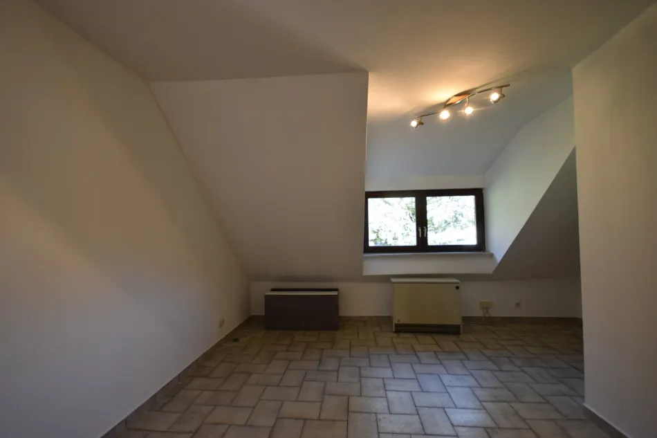 "GRÖDIG - Kleines 2 Zimmer Appartement im Dachgeschoss mit PKW-Stellplatz" - Bild