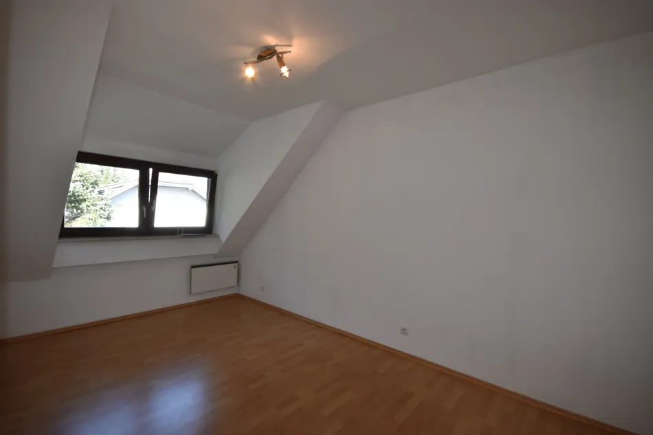 "GRÖDIG - Kleines 2 Zimmer Appartement im Dachgeschoss mit PKW-Stellplatz" - Titelbild