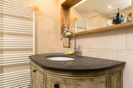 1. Stock: Badezimmer, Waschtisch