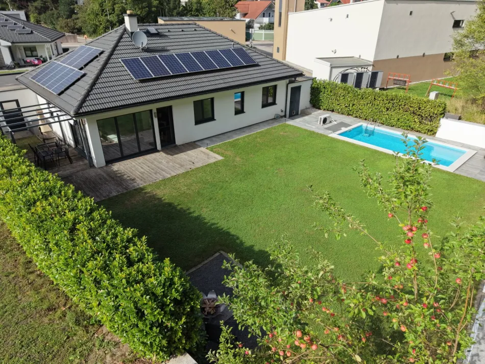 Traumhaftes Wohnen in Seenähe! Exklusiver Hartl-Haus Bungalow mit Pool, sonnigem Garten, Einzelgarage, Doppelcarport & PV-Anlage in Seewalchen am Attersee - Bild