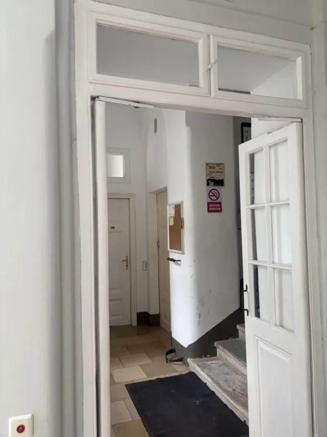 Charmante 3-Zimmer-Wohnung in der Salesianergasse – 2. Stock mit grünem Innenhofblick - Bild