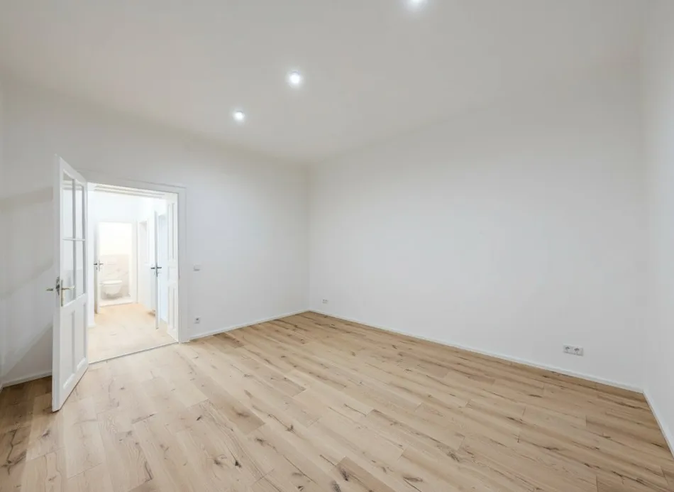 Neuwertige 2,5-Zimmer-Erdgeschosswohnung mit Einbauküche & grünem Innenhof, nahe FH Joanneum - Bild