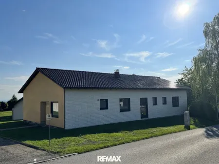 Ansicht Nord/Ost. Erfolgte Dachsanierung 2015.
