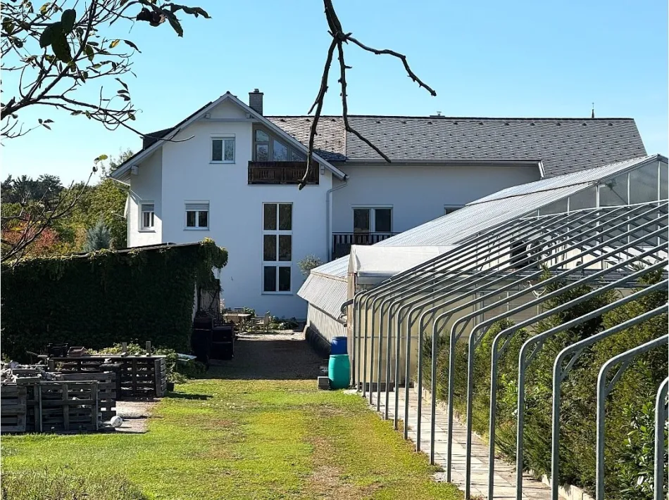 Premium-Inserat – Mehrfamilienhaus mit ehemaliger Gärtnerei & ca. 1 ha Grund in Burgau - Bild