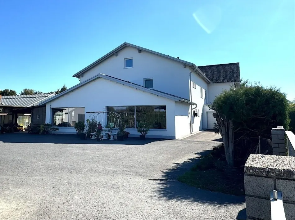 Premium-Inserat – Mehrfamilienhaus mit ehemaliger Gärtnerei & ca. 1 ha Grund in Burgau - Titelbild