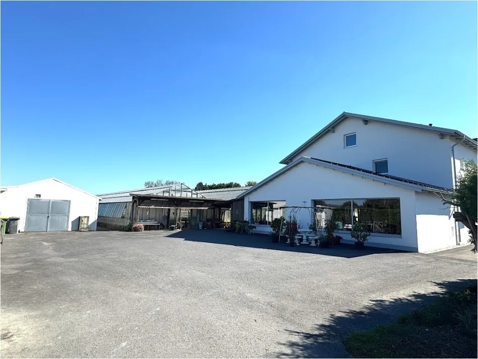 Premium-Inserat – Mehrfamilienhaus mit ehemaliger Gärtnerei & ca. 1 ha Grund in Burgau - Bild
