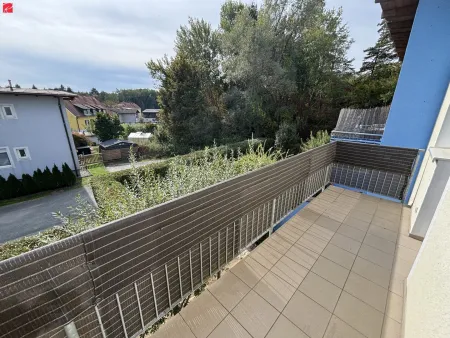 Großzügiger Balkon mit Grünblick