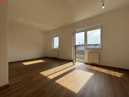 Wohnbereich mit großen Fensterfronten