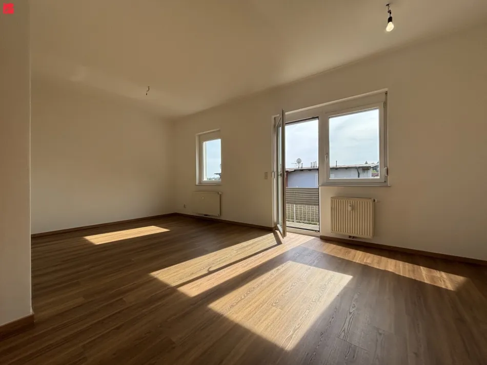 Großzügiger Balkon mit Grünblick
