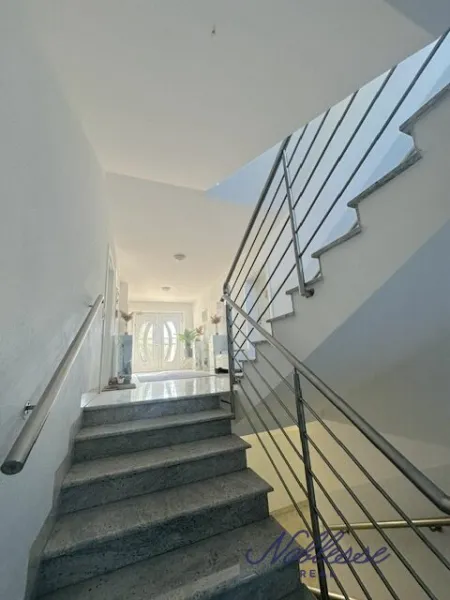 Ideale Familienwohnung mit Terrasse und 1 Autostellplatz mit perfekter Verkehrsanbindung ins Kagran ub VIC ! - Bild