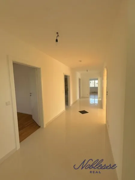 Ideale Familienwohnung mit Terrasse und 1 Autostellplatz mit perfekter Verkehrsanbindung ins Kagran ub VIC ! - Bild