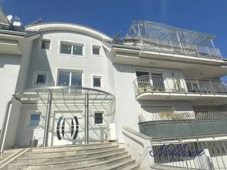 Ideale Familienwohnung mit Terrasse und 1 Autostellplatz mit perfekter Verkehrsanbindung ins Kagran ub VIC ! - Titelbild