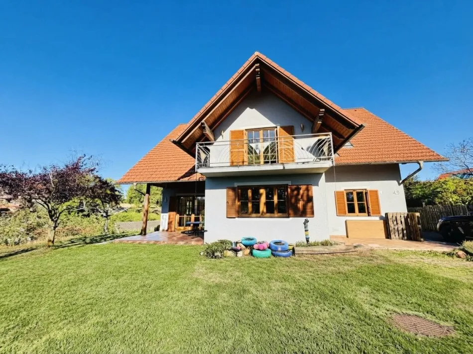 Hochstraden: Idyllische Höhenlage trifft großzügiges Wohnen - 1344 m2 Grundstück, 218 m2 NFL, 5 Zimmer, Gargage und Caport! - Titelbild