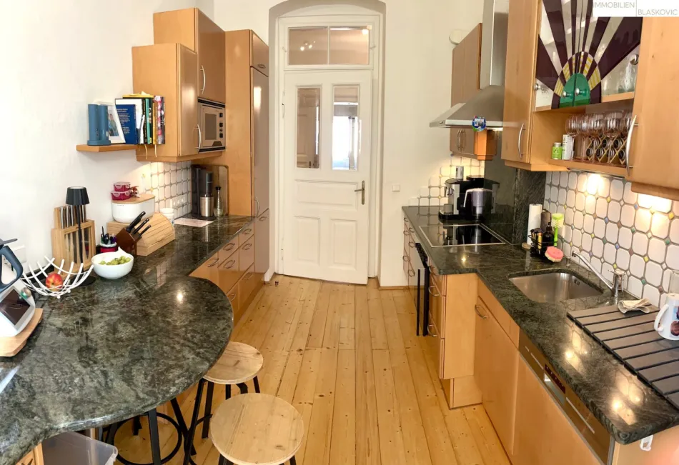 Sehr schöne und seltene Altbauwohnung in Zentrumsnähe mit Südbalkon - Bild